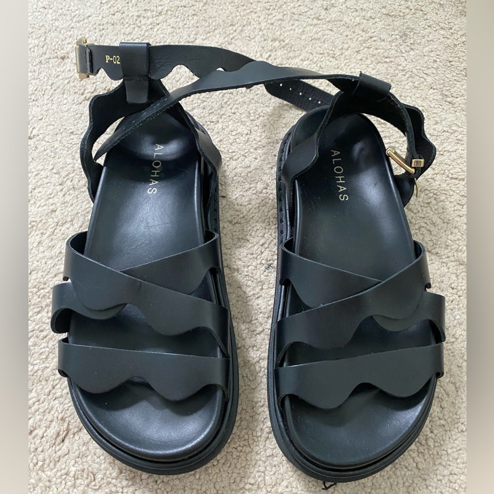 ALOHAS Black Wavy Strap Leather Sandals